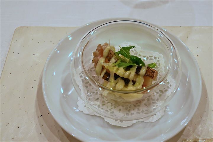 サバの炙りと洋梨のサラダ仕立て