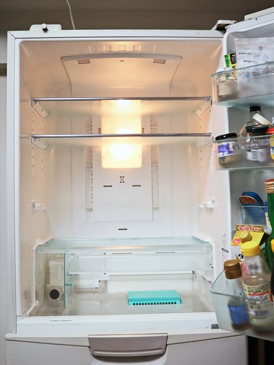 冷蔵庫掃除中