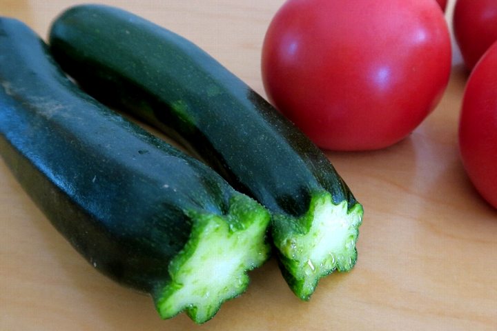 地元農家さんが新鮮野菜を販売