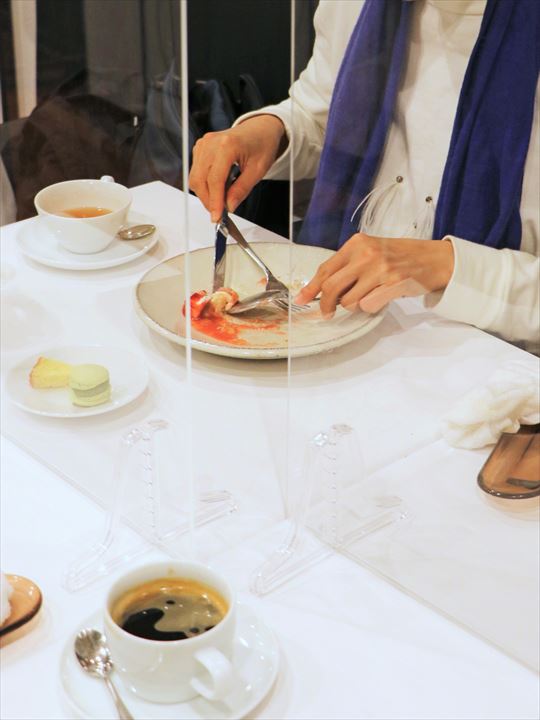 アクリル板越し