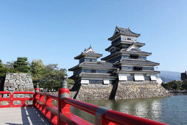 松本城：埋の橋と天守