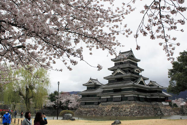 松本城：春、埋の橋、天守、月見櫓、堀のベストの位置