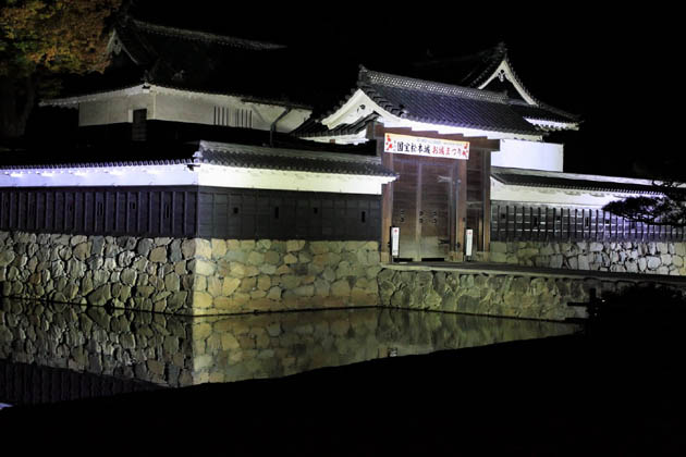ライトアップの松本城：黒門