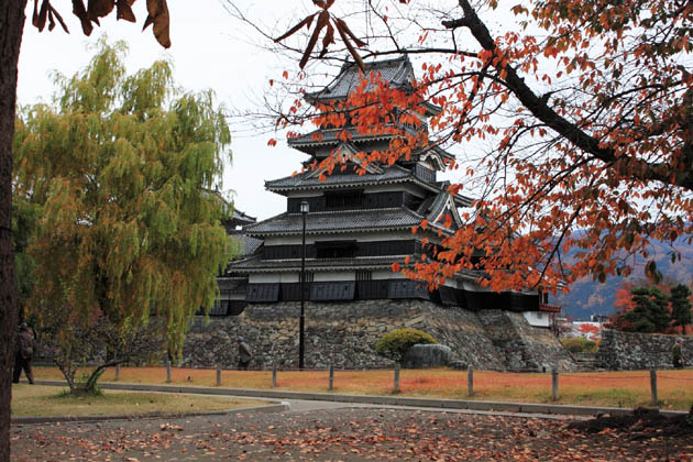 松本城：秋、埋の橋、天守、月見櫓、堀のベストの位置