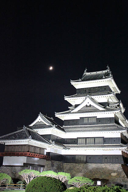 ライトアップの松本城：本丸 天守と月見櫓