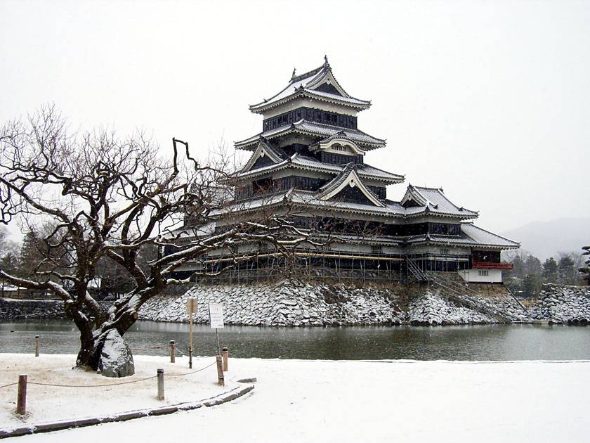 松本城：冬、埋の橋、天守、月見櫓、堀のベストの位置