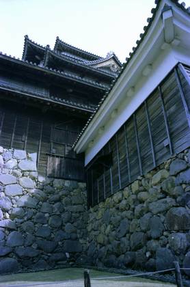 松江城：本丸より天主を見上げる