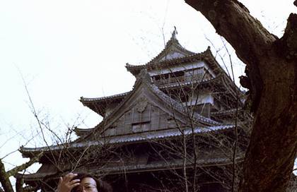 松江城：本丸 天主を見上げる
