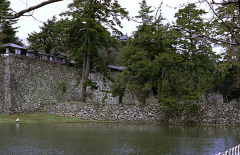 松江城：三の丸より二の丸を見る 遠景に天守
