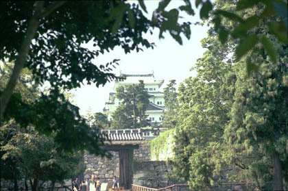 名古屋城：旧二之丸東二之門 後方に天守