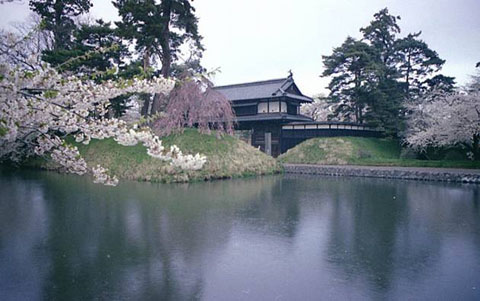 弘前城：追手門と三の丸水堀