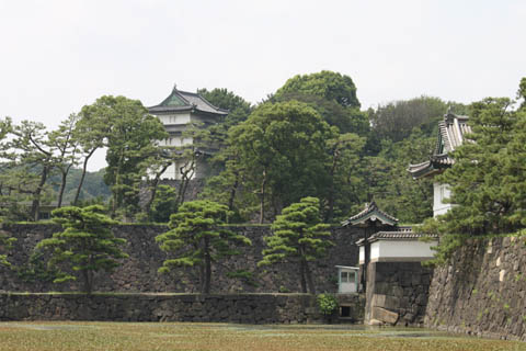 江戸城：桔梗門、後ろには富士見櫓