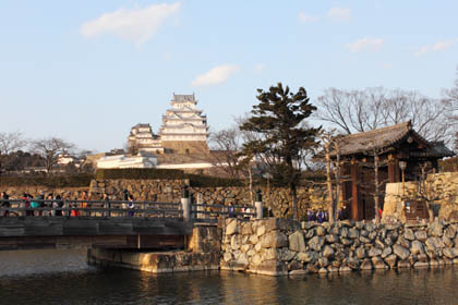姫路城：桜門橋、右に大手門、奥には天守群