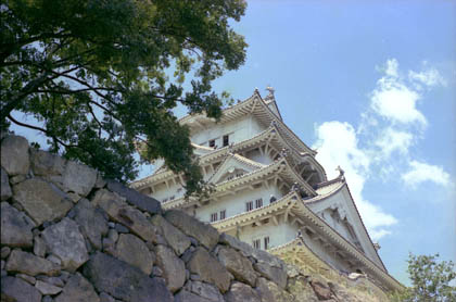 姫路城：備前丸の東側より大天守南面、東面を見上げる