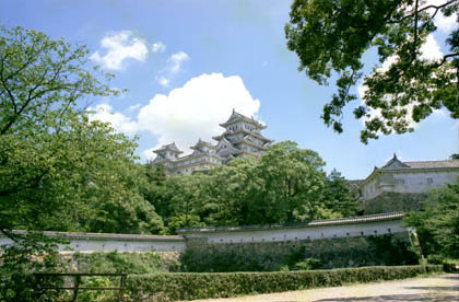 姫路城：二の丸 三国濠 天守群。右には「リの二渡櫓」、「ぬの門」も少し見えます。