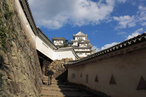 姫路城：「はの門」へ向かう。塀にはいろいろな形の狭間。