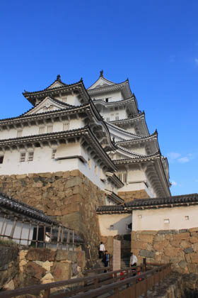 姫路城：西小天守 大天守。 階段を登って右が「水四門」