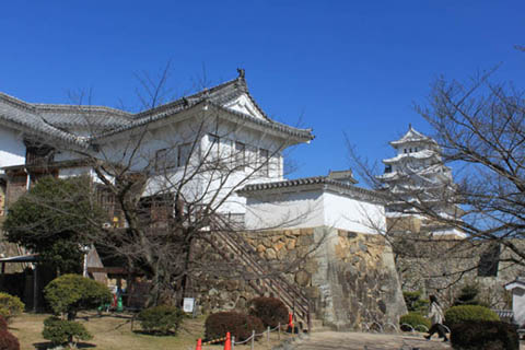 姫路城：化粧櫓、後ろには天守