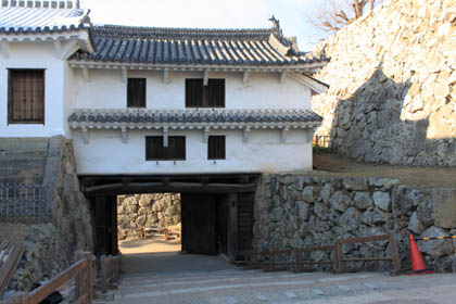 姫路城：上山里より天守を見上げる。左下には「ぬノ門」
