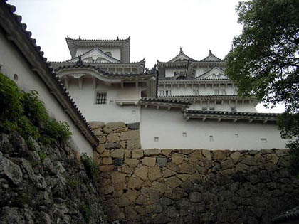 姫路城：「ニの櫓」に直面。曲がって「にの門」へ