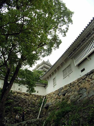 姫路城：腹切丸より天守を見上げる。右に続くのは「帯の櫓」