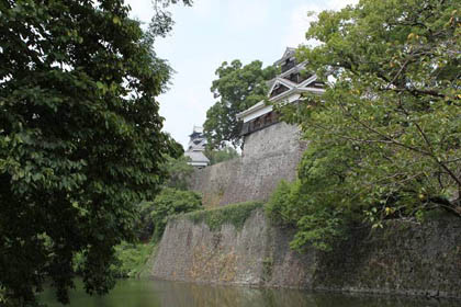 熊本城 備前堀に飯田丸五階櫓、後方には天守