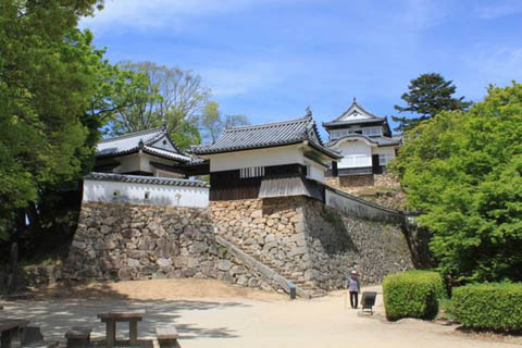備中松山城：二の丸より望む天守櫓、御門などが復元されています