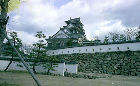 野面積の例 岡山城 廊下門を抜け表向より見る天守