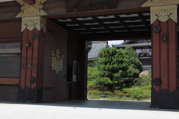 伏見城：門越しの大・小天守