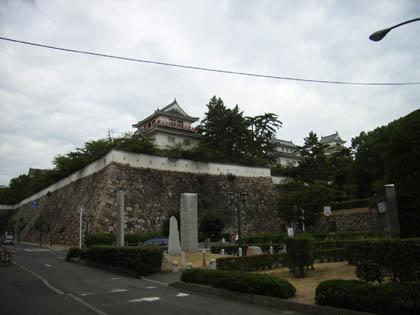 福山城：三の丸(現在の駅裏口)より天守、鏡櫓、月見櫓を一望する