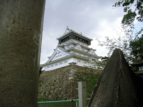 小倉城：天守と中津口門の大石、八坂神社の鳥居