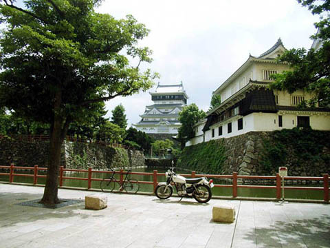 小倉城：於・二の丸 天守に掘、左に侍屋敷跡、右に北の丸