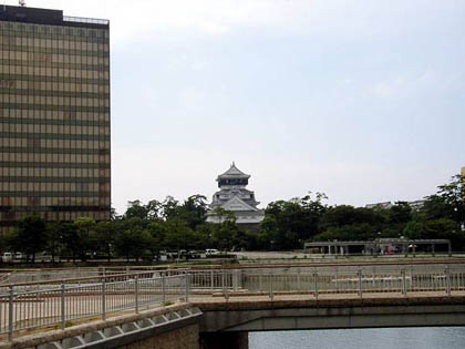 小倉城：天守と高層ビル(市役所庁舎)が並立