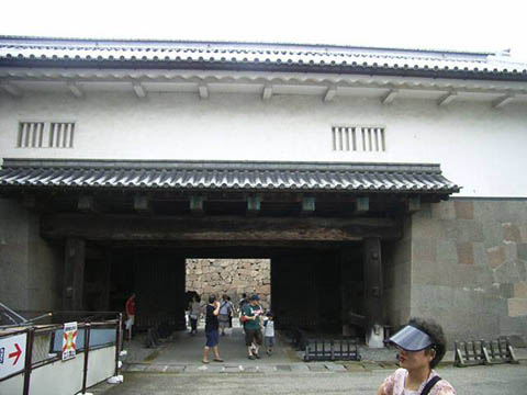 枡形門の例：金沢城 石川門 枡形の外から見た櫓門