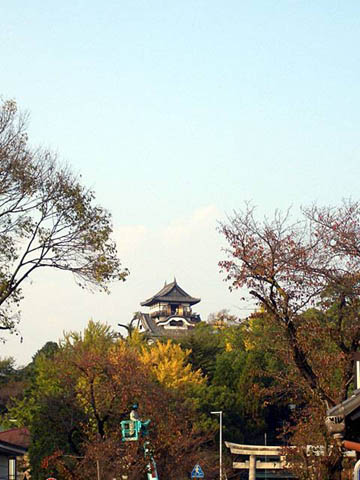 犬山城：紅葉のなかで天守を観る