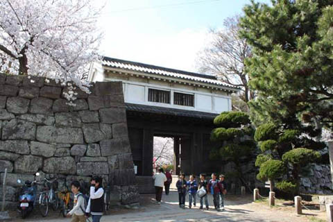 和歌山城：重要文化財の岡口門