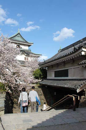 和歌山城：二の門を内側から 後方には大天守