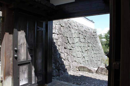 伊賀上野城：高麗門越しの天守台