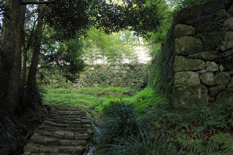 宇和島城：上り立ち門からの登城路(石垣)