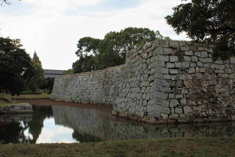 赤穂城：厩口門を出て南方面、本丸の東側石垣